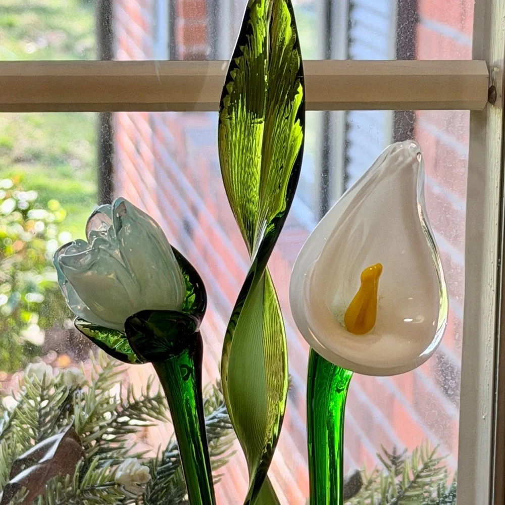 BEAUTIFUL, VINTAGE, HAND-BLOWN LAMPWORKED GLASS FLOWERS.